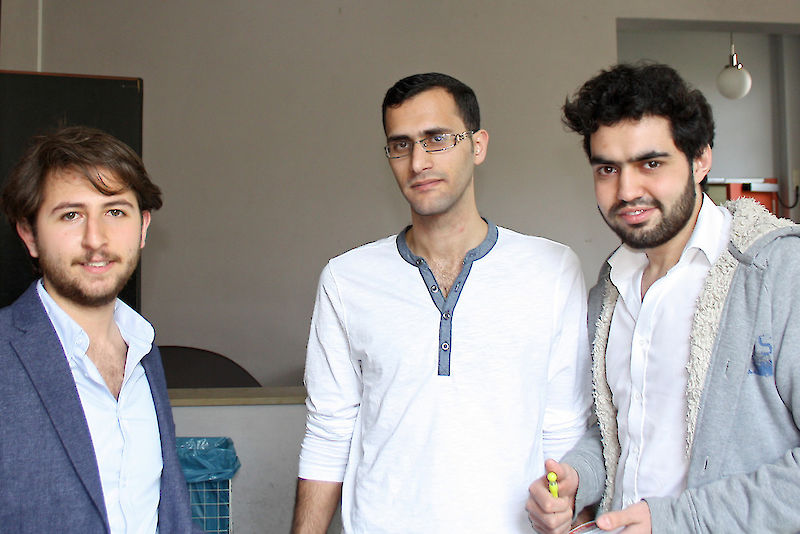 Von links: Reda, Mazen und Abdulbaset aus Syrien besuchten die Info-Veranstaltung in arabischer Sprache