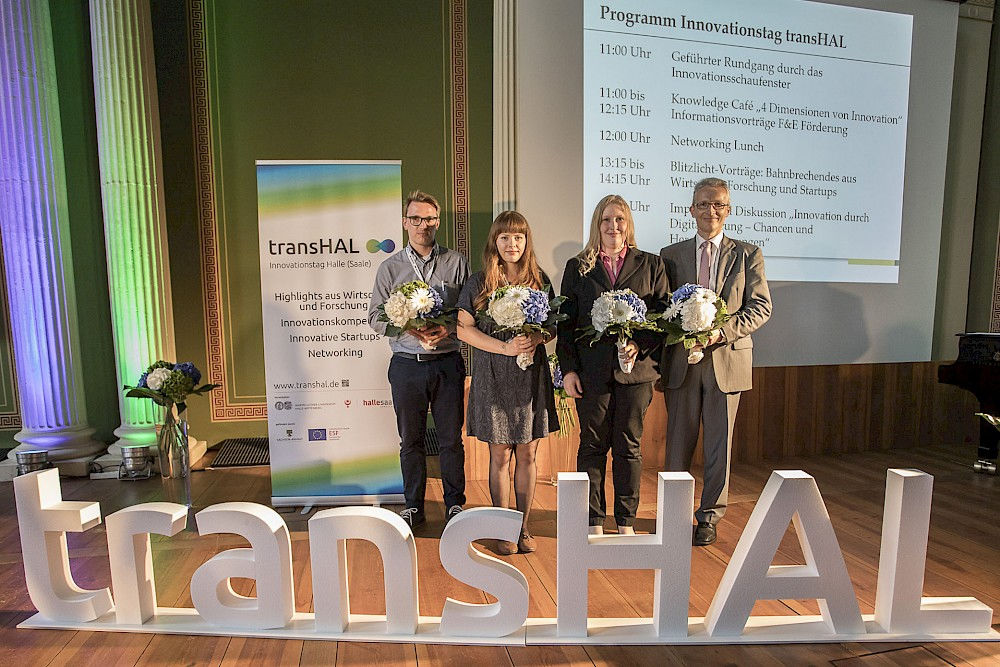 Preisträger des Transferpreises 2017 (von links): Florian Henze, Therese Kästner, Silvia Bohnefeld - und Karsten Mäder
