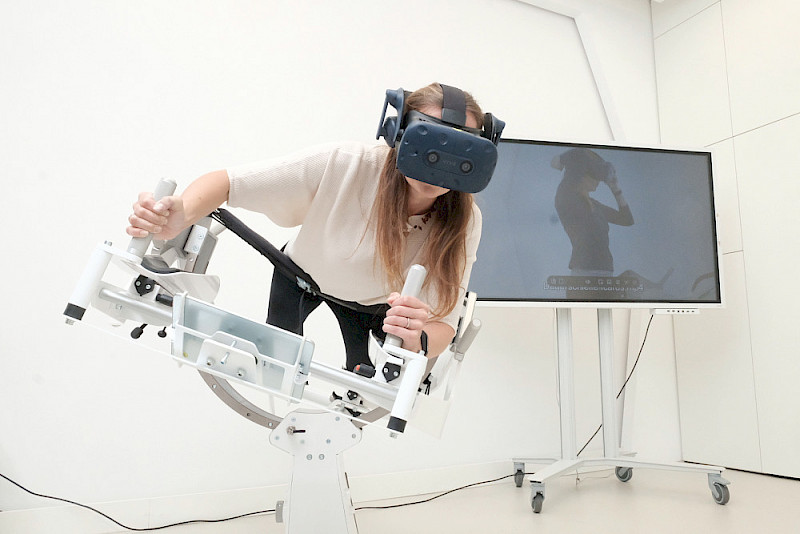 In dem Fitnessgerät "Icaros Health" können Nutzerinnen und Nutzer Übungen mit VR-Simulationen absolvieren.