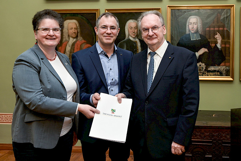 Rektorin Claudia Becker und Jonathan Everts vom HALIS nahmen den Fördermittelbescheid von Ministerpräsident Reiner Haseloff (von links) entgegen.