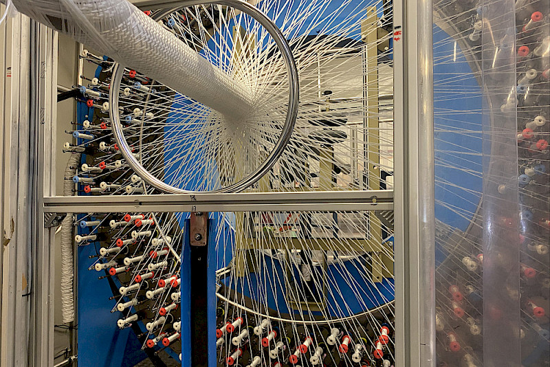 Im Rahmen des Doktorandennetzwerks wurde ein Computermodell zur Optimierung dieser in einem belgischen Forschungszentrum stehenden Maschine entwickelt, die technische Gewebe produziert.