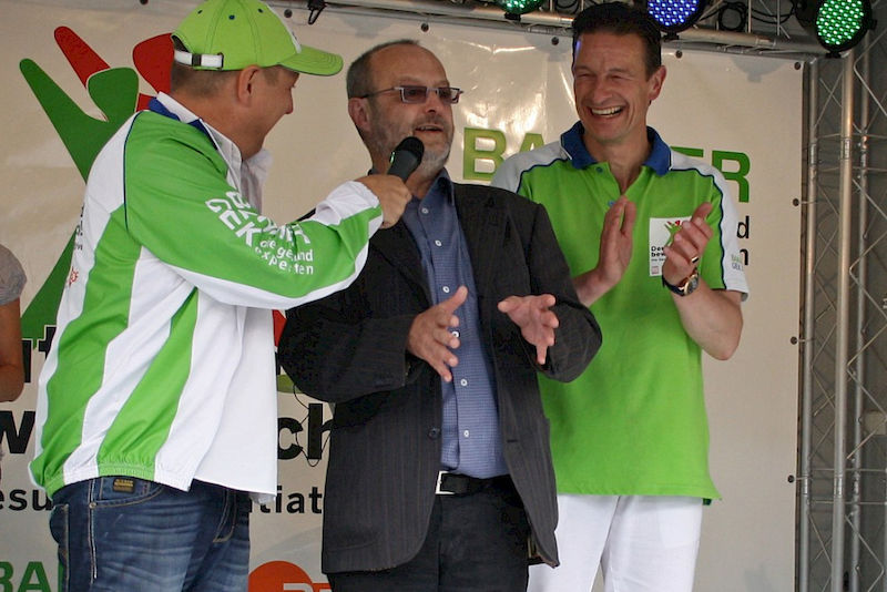 Prorektor Christoph Weiser (Mitte; rechts daneben "Mr. Dance" Michael Hull) nimmt die Glückwünsche zur gewonnenen Wette entgegen.