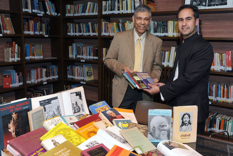 Prof. Dr. Rahul Peter Das überreicht Dr. Guillermo Rodríguez Martín die Bücherspende an der Casa de la India.