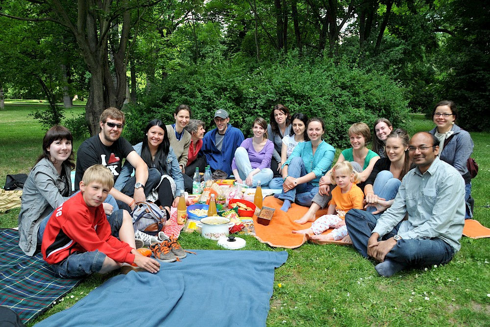 Die Teilnehmer beim gemeinsamen Picknick.