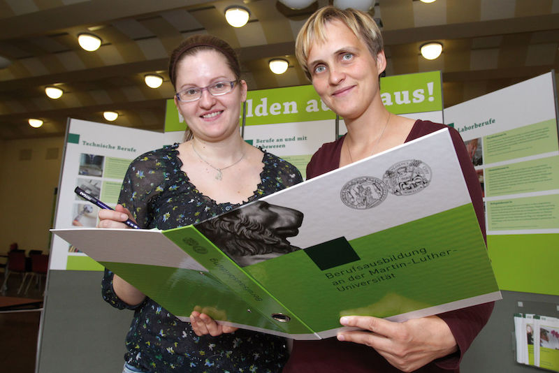 Astrid Unger und Dr. Alina Seidel am neuen Messestand der Uni, mit dem zukünftig um Auszubildende geworben werden wird