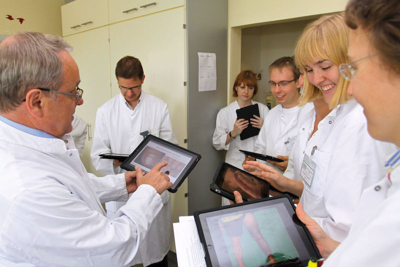 Prof. Dr. Wolfgang Marsch nutzt das iPad auf der Visite mit seinen Studierenden 
