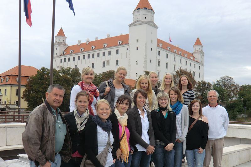 Die Teilnehmer des Auslandsseminars mit Organisator Dr. Axel Stolze (links) vor der Burg Bratislava