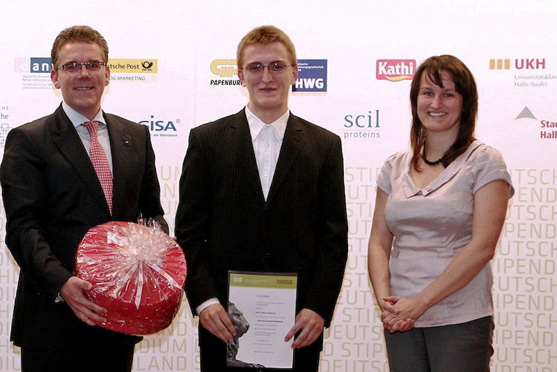 Zusätzlich zum Stipendium gab es für Tobias Hübotter (Mitte) ein paar Backmischungen von Kathi-Geschäftsführer Marco Thiele (links).