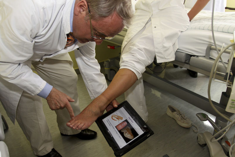 Professor Wolfgang Marsch erläutert den Krankheitsverlauf mit Hilfe des iPads