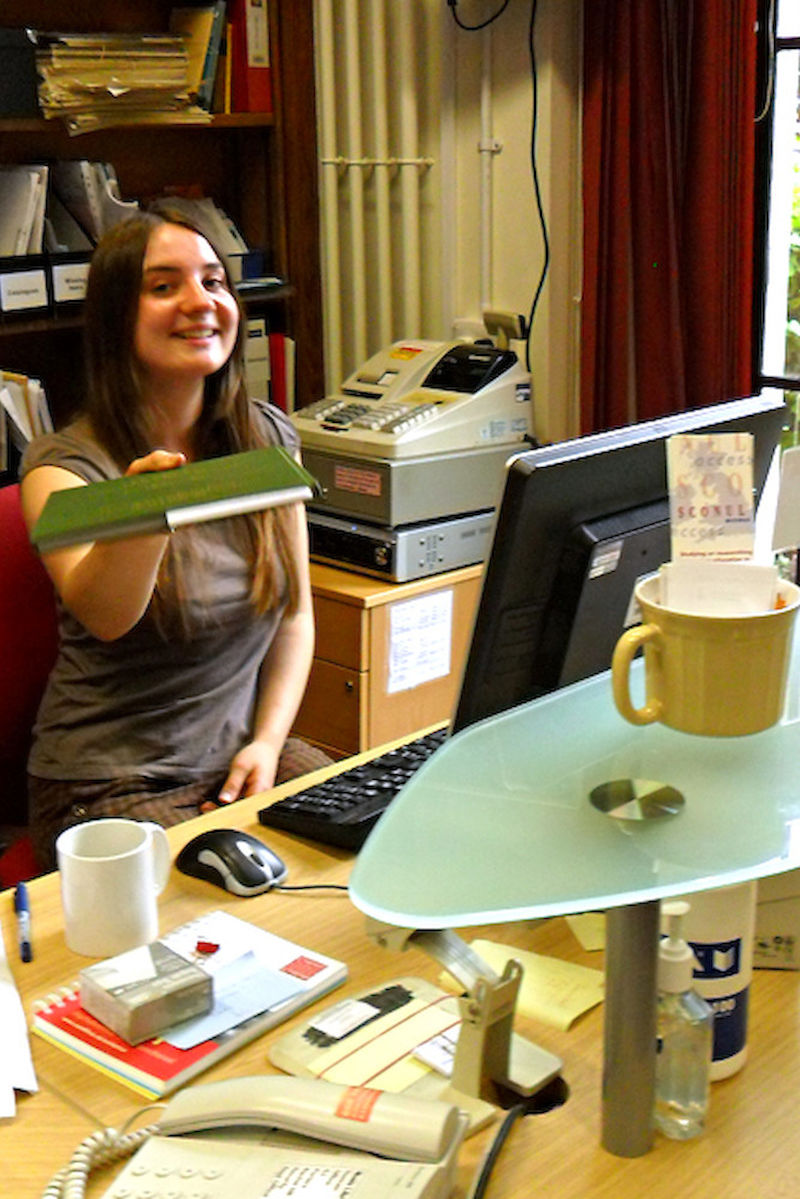 Undine Worbes bei ihrem Auslandspraktikum in einer Bibliothek im englischen Cardiff.