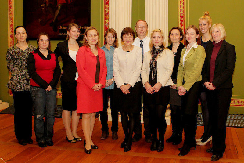 Die Mitarbeiterinnen und Mitarbeiter des neuen Internationalen Büros der Universität um Prorektorin Gesine Foljanty-Jost