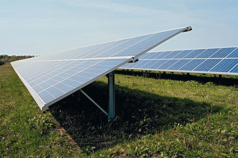 Rund 3,5 Prozent des deutschen Stromverbrauchs speisen sich aus Sonnenenergie. Doch wie lässt sich die Effizienz der Solarmodule erhöhen und eine verbesserte Ressourcennutzung erreichen?