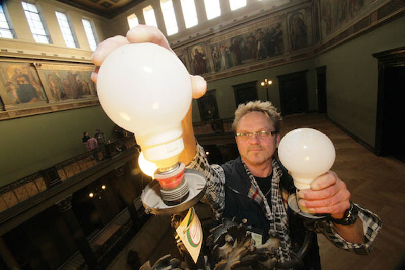 Bereits seit 1995 werden im Löwengebäude Energiesparlampen genutzt. Im Bild: Hausmeister Roland Östereich