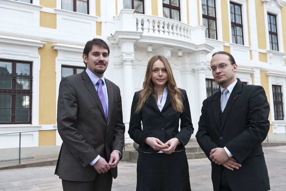 Die Studenten Patrick Wanzek (SPD), Franziska Latta (Die Grünen) und Jan Wagner (Die Linke) vor ihrem Arbeitsort – dem Magdeburger Landtag