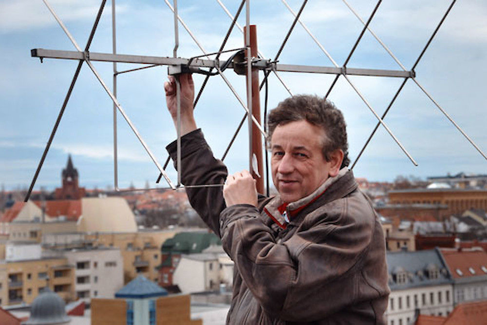 Physikprofessor Reinhard Krause-Rehberg auf dem Dach des alten Physik-Instituts.