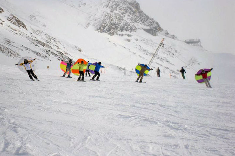 Wie ein Adler über die Skipiste gleiten: MLU-Sportdozent Dr. Rolf Blanke vermittelt seinen Skischülern mit vielen Bewegungsbildern aus der Alltagsmotorik und einigen ungewöhnlichen Übungen - wie dem Schneesegel - das richtige Fahrgefühl