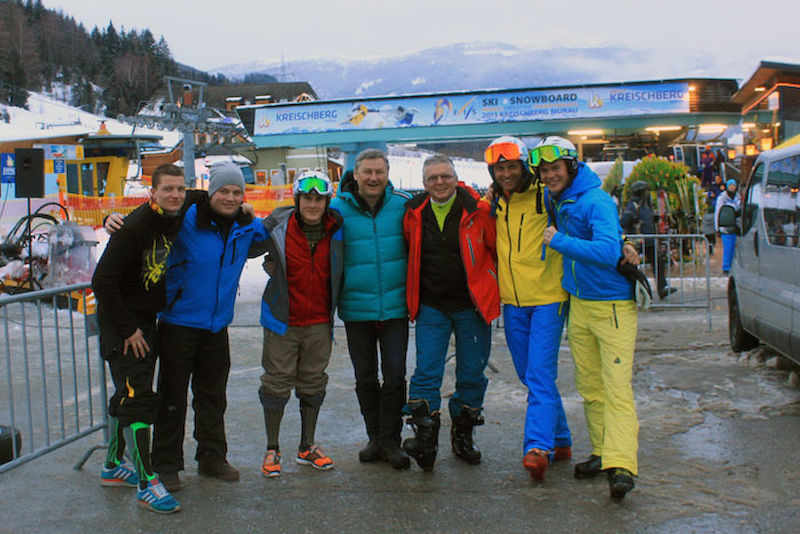 Am steirischen Kreischberg bildet Rolf Blanke (3.v.r.) nicht nur seine halleschen Sportstudenten in Sachen Alpin-Ski aus. Beim "World Snow Day" konnten sich auch internationale Anfänger, Wiedereinsteiger und Freizeitskisportler von Blankes Skilern-Konzept überzeugen - und binnen Stunden sicher auf den Brettern stehen