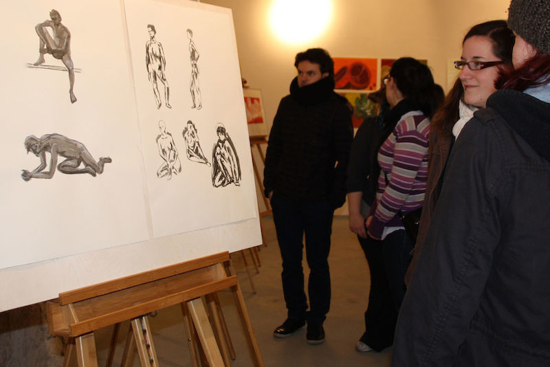 Bilder, Zeichnungen und Collagen füllen die Räume der Galerie „f2“, dem jungen Ableger des Kunstvereins „Talstraße“ e.V.