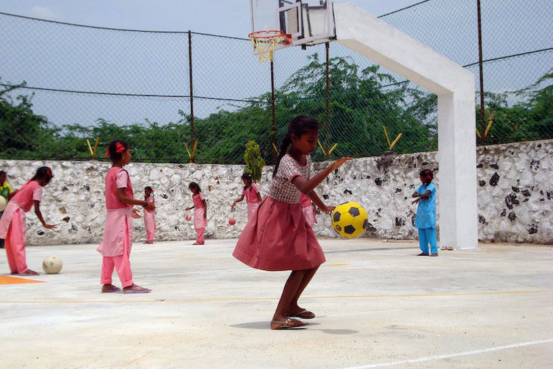 Tropisches Klima und Salwar Kamiz: Statt Funktionsshirt tragen Jana Conrads Schüler in Chennai traditionelle indische Kleidung. Auch an das feucht-heiße Klima in Südosten Indiens hat sich die ehemalige MLU-Sport- und Ethnologiestudentin längst gewöhnt