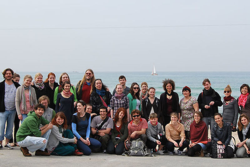 Am Strand von Tel Aviv: Die Reisegruppe der MLU und Israelische Austauschstudenten.