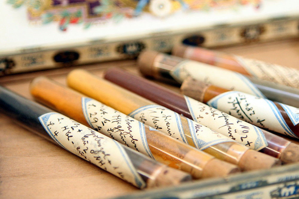Sorgfältig beschriftet und verpackt: In Hunderten von Zigarrenkisten bewahrte Daniel Vorländer seine Flüssigkristallverbindungen auf. Einige davon befinden sich heute im Besitz des Instituts für Chemie am Weinberg-Campus.
