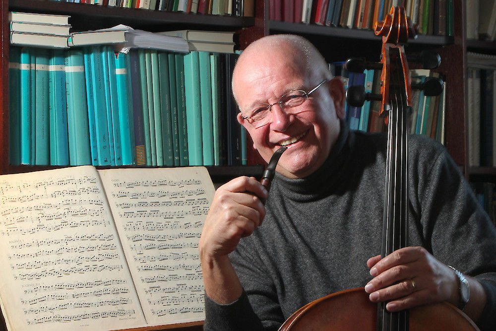 "Die Liebe zum Cello ist bei mir erst im Alter gekommen.": Cellist und Theologe Ernst-Joachim Waschke