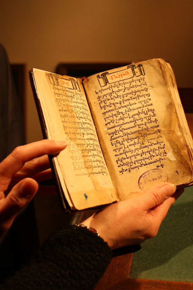 Das älteste armenische Buch ("Urbatagirk"), entstanden 1512 in einer venezianischen Druckwerkstatt, hält mit Horoskopen, Gebeten und Zaubersprüchen viel Volksstümliches bereit