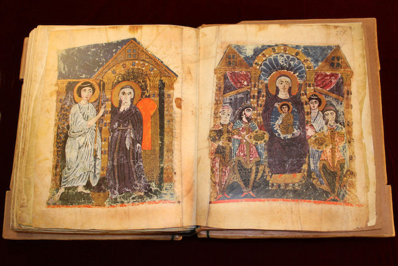 Der (durchblätterbare) Codex Edschmiatzin ist das Herzstück der Ausstellung "Schriftkunst und Bilderzauber". Die Handschrift mit eingenähten Miniaturen aus dem 5. und 6. Jahrhundert gilt als eines der ältesten christlich-orientalischen Evangeliare