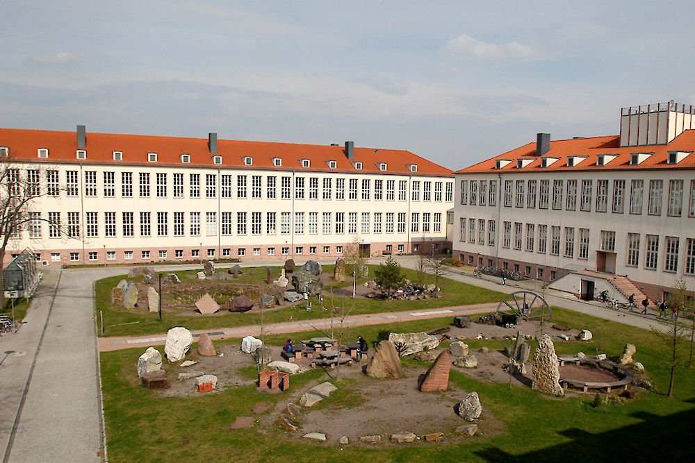 Besuchern der Museumsnacht bietet der Aussichturm am Von-Senckendorff-Platz (rechts im Bild) einen besonderen Blick über Halle und den Weinberg-Campus.