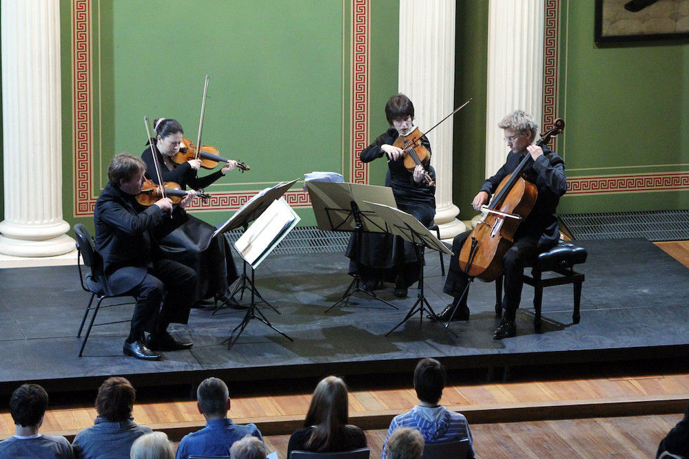 Das Minguet Quartett mit seinen Mitgliedern Ulrich Isfort (Violine), Annette Reisinger (Violine), Aroa Sorin (Viola) und Matthias Diener (Violoncello) überzeugte,