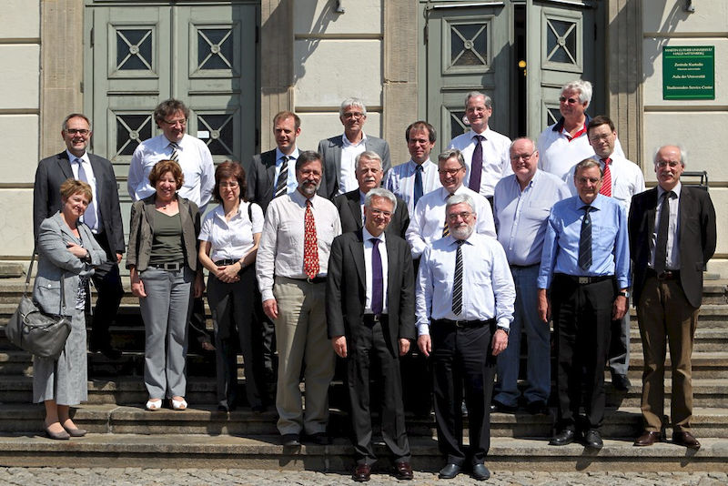 Zwei Tage verbringt die Arbeitsgruppe des Wissenschaftsrats in Halle, hier vor dem Löwengebäude.