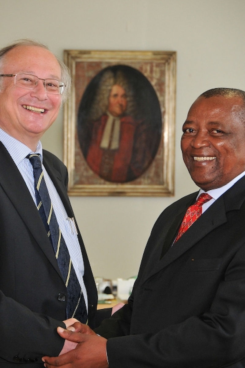 Botschafter Makase Nyaphisi und Rektor Udo Sträter