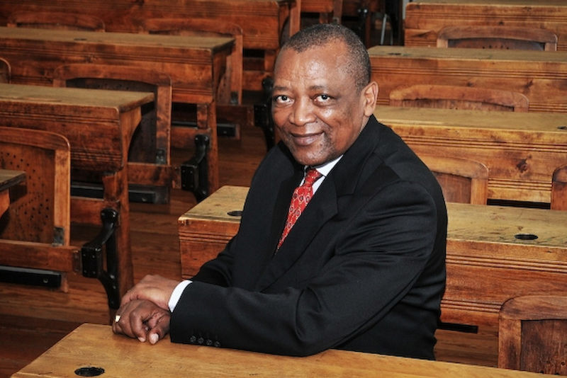 Der Historische Hörsaal weckt Erinnerungen: Lesothos Botschafter Makase Nyaphisi studierte von 1975 bis 1981 an der Martin-Luther-Universität.