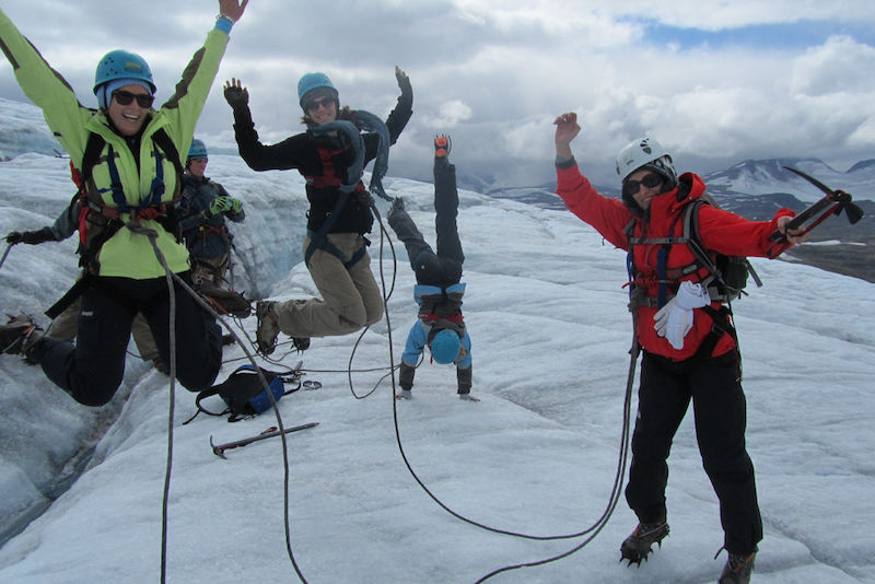 Unterricht im Eis: Studierende des "Mountain to Fjord"-Kurses.