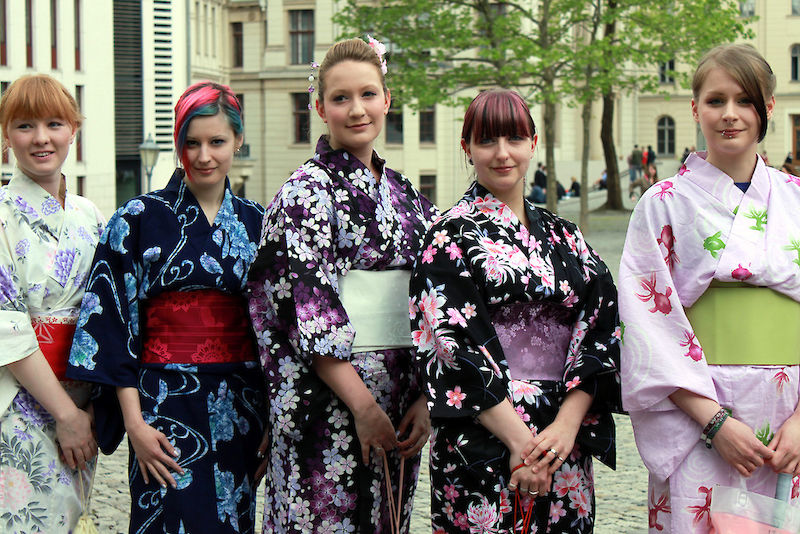 Japanologiestudentinnen im traditionellen Yukata erobern die Welt.