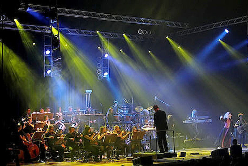 Gemeinsamer Auftritt der ungarischen Kultband OMEGA mit dem Akademischen Orchester in Dresden.
