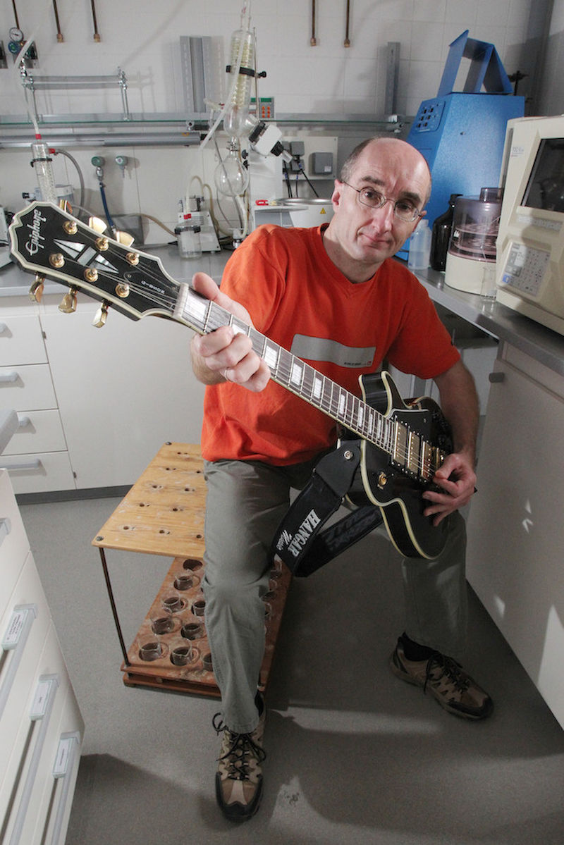 „Wenn ich könnte, würde ich wahrscheinlich den ganzen Tag Gitarre spielen.“ Professor Bruno Glaser mit E-Gitarre im Labor.