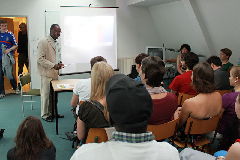 Der Gast aus Togo informiert Studierende der MLU über die Université de Lomé