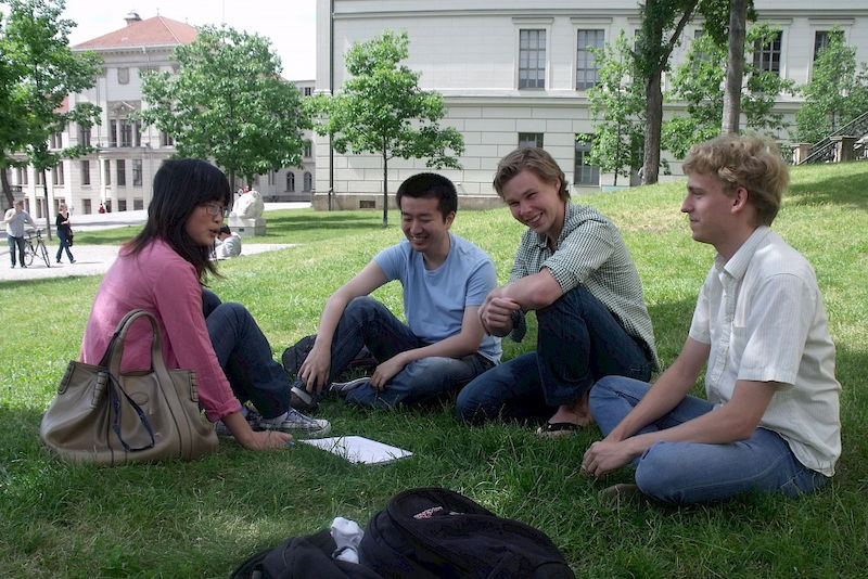 Ein deutsch-chinesisches Vierer-Tandem im Einsatz: Die vier MLU-Studierenden bei ihren wöchentlichen Treffen.
