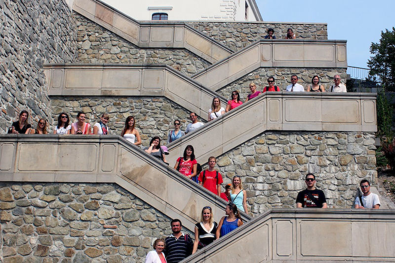 Die Studenten versammelten sich am Aufgang zur Burg in Bratislava.