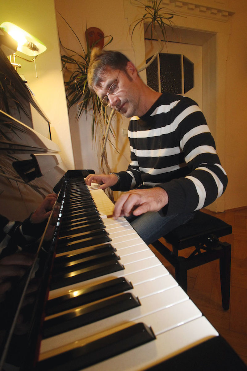 Chopin? „Da fließt auch schon mal eine Träne.“ Oliver Stoll beim Üben zu Hause in Leipzig. 
