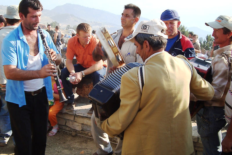 Unterhaltung oder Politik? Albanisches Klarinetten-Ensemble beim Bektashi-Fest auf dem Tomorr-Berg, Südalbanien