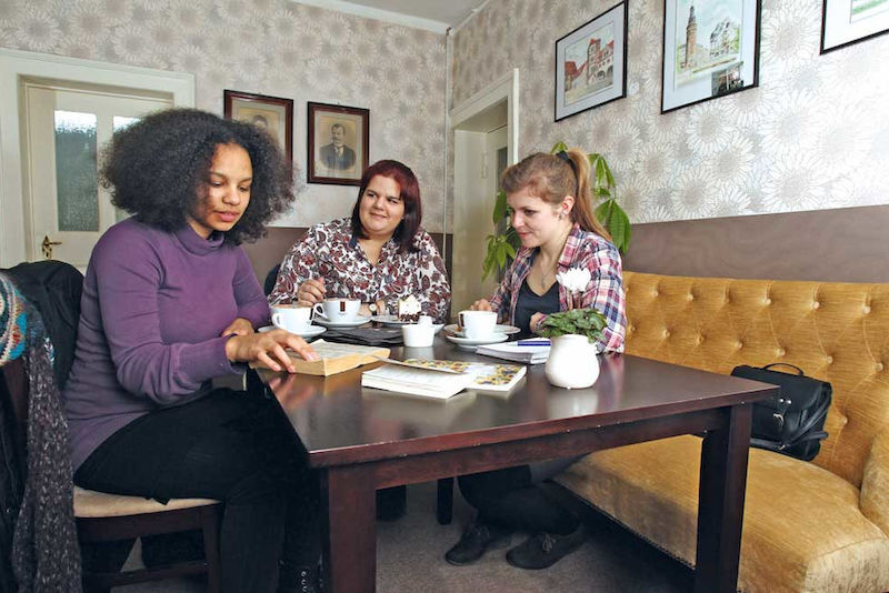 Von links: Ninamarie Jeffrey aus Hawaii und Timea Tacaks aus Ungarn mit Maria Preußmann im Kafé kaju.