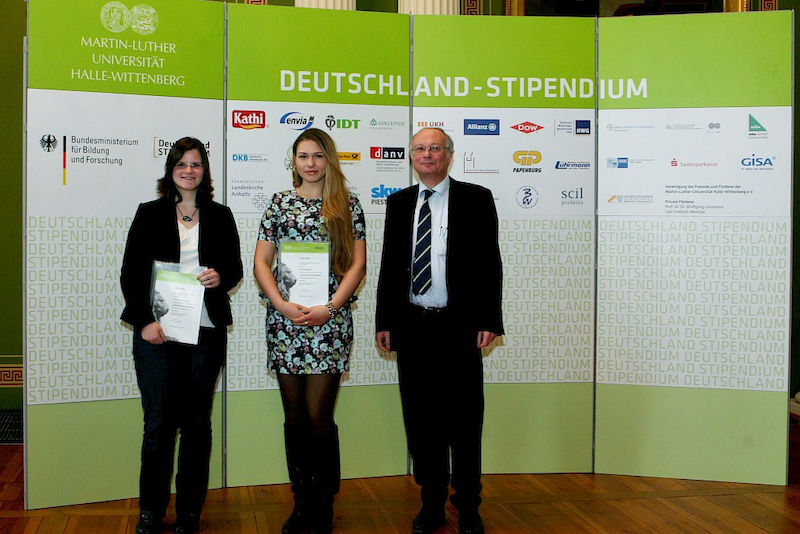 Sandra Thomas (l.) und Olena Bayrak mit Rektor Udo Sträter. Die beiden neuen Deutschlandstipendiatinnen werden von der mibe GmbH gefördert. 
