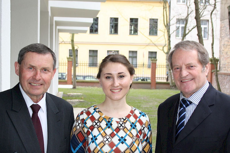 Begegnung im IBZ: Dr. Axel Stolze, Stipendiatin Elvina Abdullaeva und ifu-Chef Prof. Dr. Wolfgang Lassmann 
