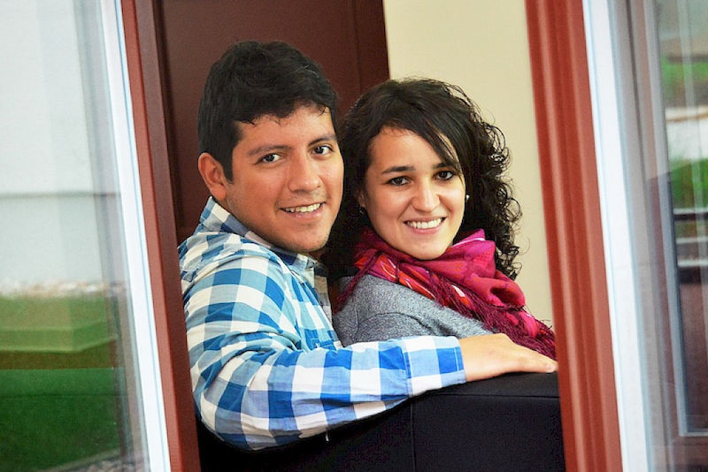 Die Mexikaner Mauricio Lećon Rosales und Cecilia Coronado Angulo im Pavillon des IBZ