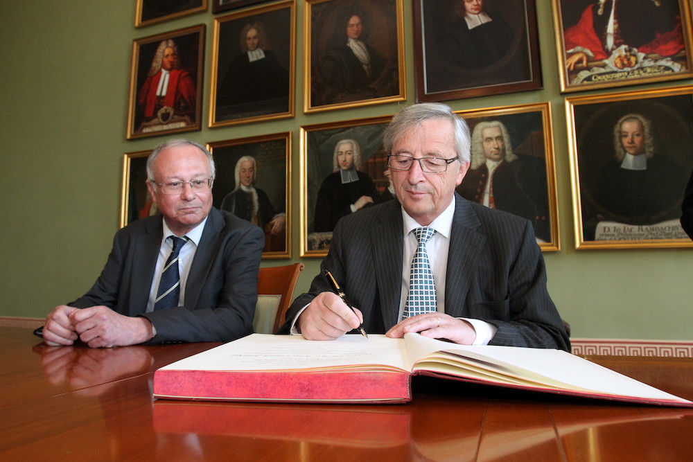 Jean-Claude Juncker trägt sich in das Goldene Buch ein.