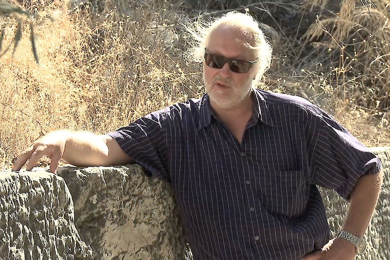 Prof. Dr. François Bertemes vor einem Duplikat des riesigen Schwellensteins im antiken Marmorbruch in der Nähe von Herekleia