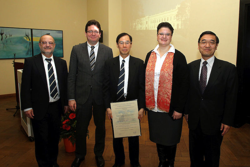 Naoyuki Yoshino erhielt die Ehrendoktorwürde des Wirtschaftswissenschaftlichen Bereichs der Uni. 
