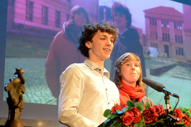 Im "neuen theater" nahmen die beiden Studierenden den Bürgerpreis für ihr Ehrenamt entgegen.